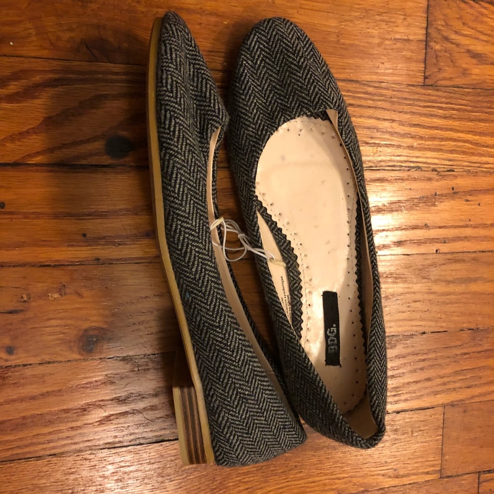 Gray herringbone flats